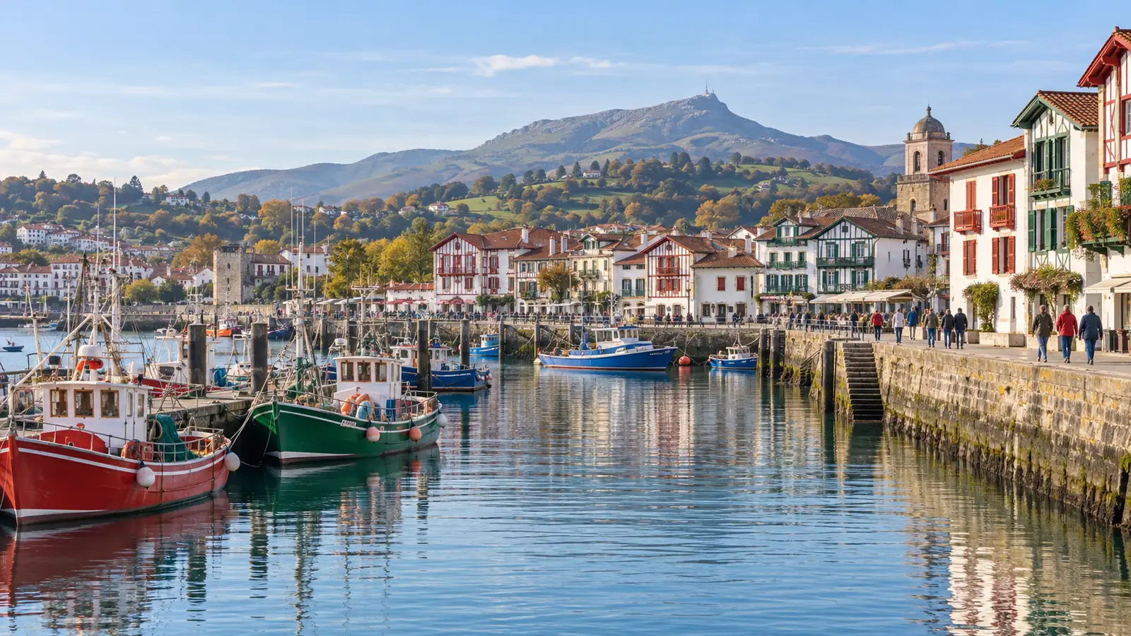 Port de pêche de Saint-Jean-de-Luz avec ses bateaux colorés et la Rhune en arrière-plan